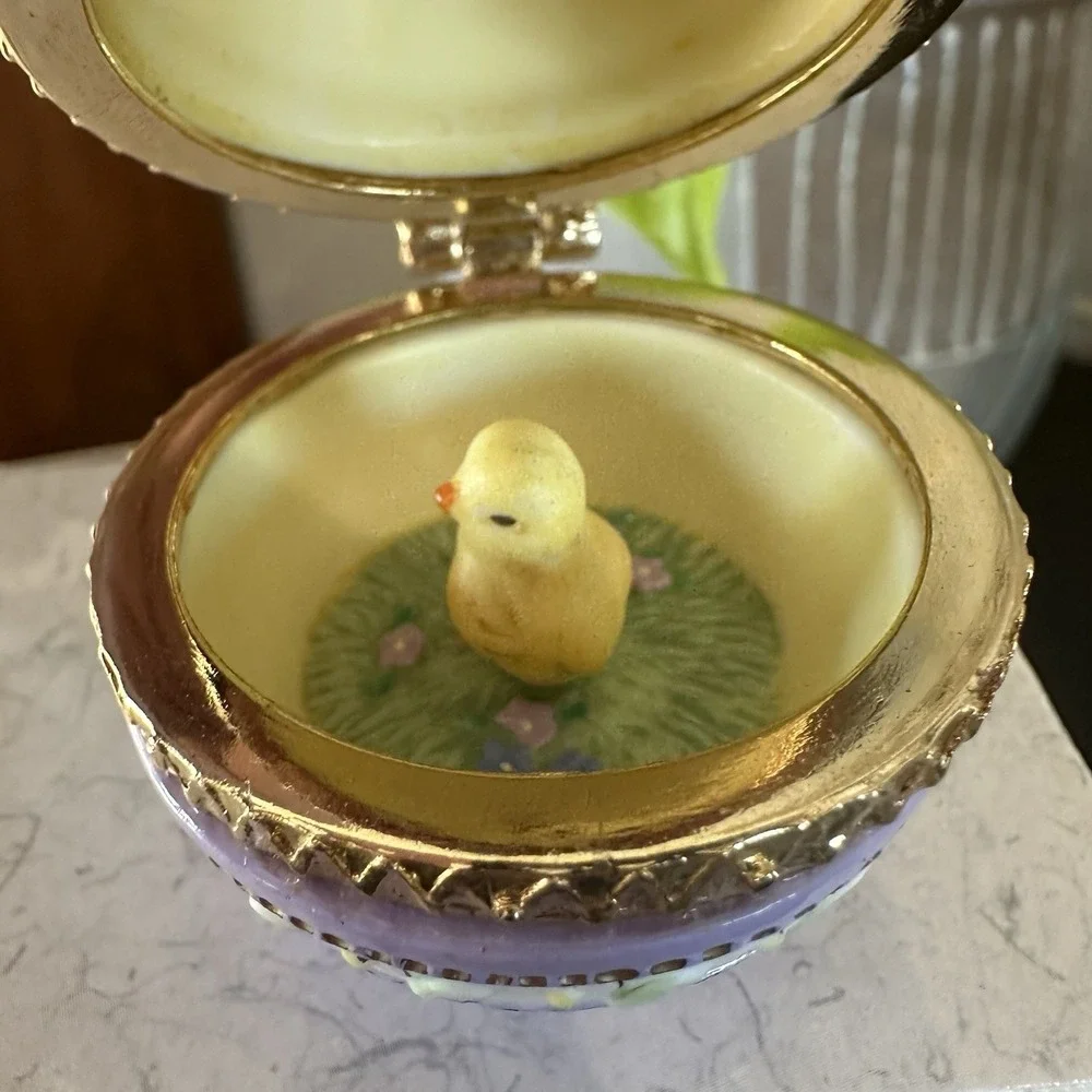 2001 Hallmark Chick Easter Egg Surprise 3 Keepsake Ornament IOB QEO8532